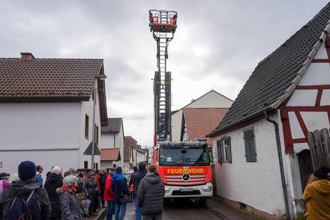 Probeweise wird die Drehleiter der Feuerwehr Walldorf in der engen Kirchgasse unter den Augen vieler Anwohner ausgefahren. Marc Schüler