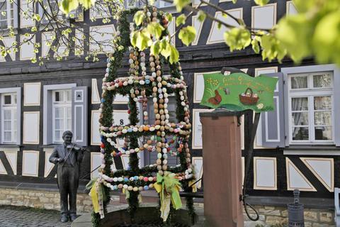 Die Osterkrone am Brunnen vor dem alten Nauheimer Rathaus.Foto: Vollformat/Alexander Heimann  Foto: Vollformat/Alexander Heimann
