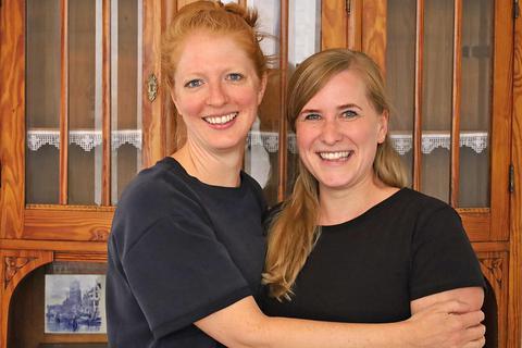 Hochmotiviert sind die neuen Betreiberinnen des „Café Alm“, Annika Baier (links) und Sandra List, das am 1. Juli in der Bahnhofstraße 30 öffnet. Foto: Susanne Rapp