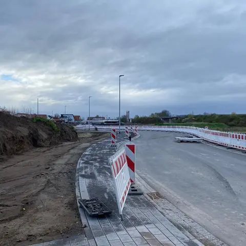 Über die Erschließungsstraße im Gewerbepark Süd wird der Radweg umgeleitet.