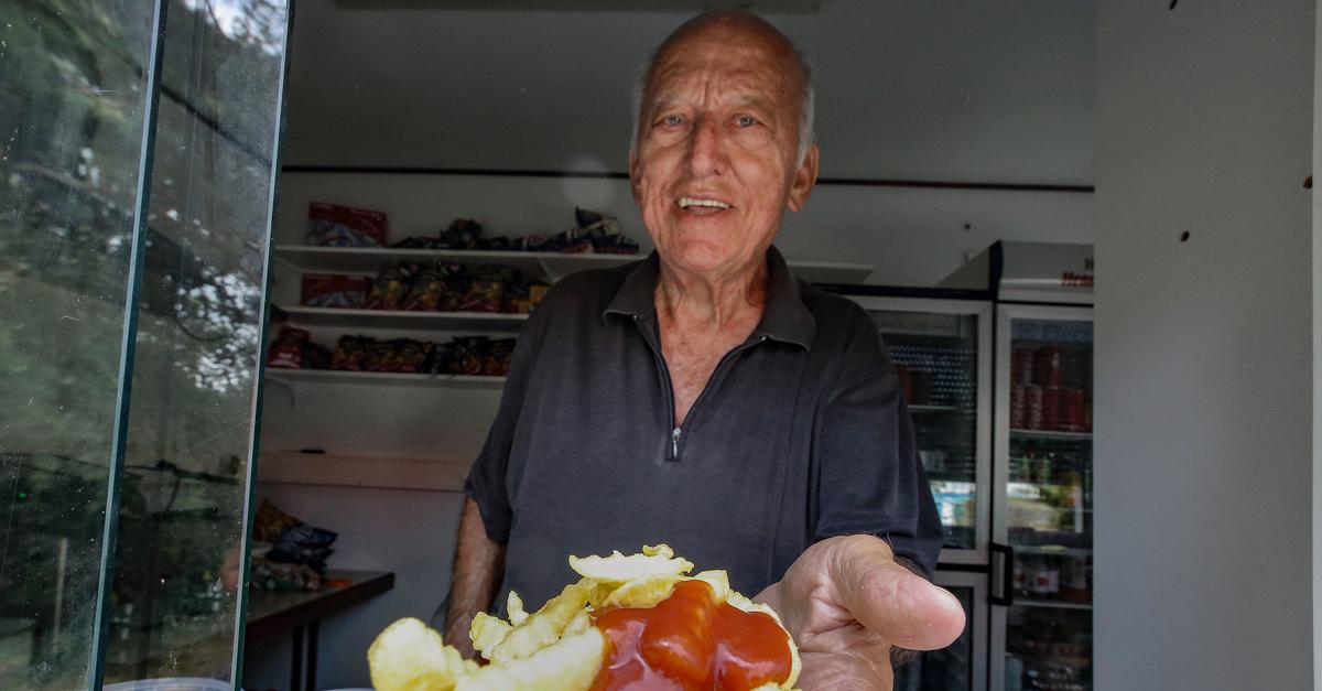 Seit fast 40 Jahren ist Stojan Maric der Pommeslieferant im Freibad ...