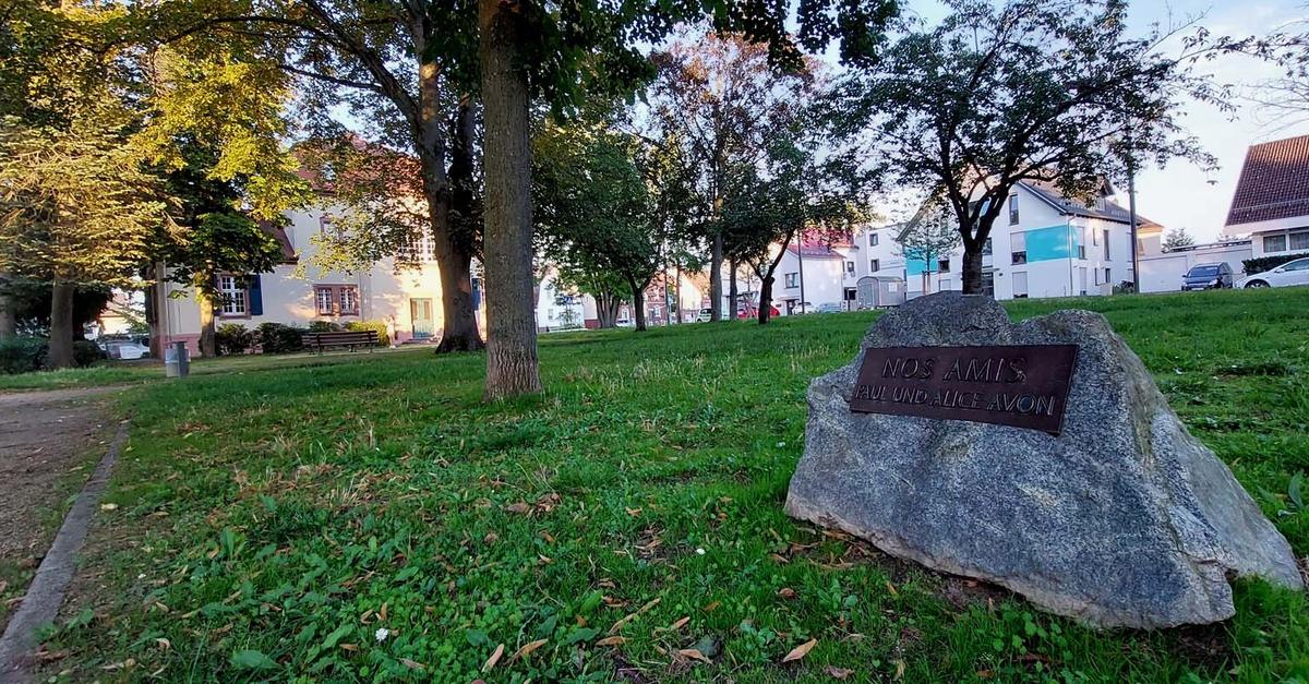 Stele neben dem Gedenkstein für Paul Avon?