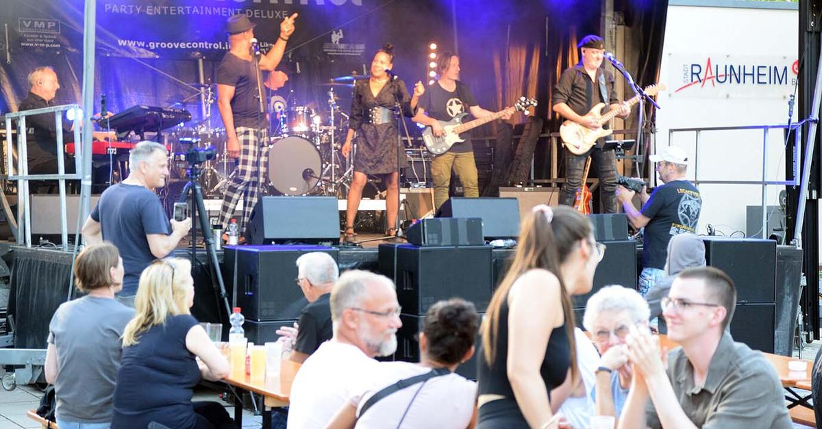 Sitzbänke beim Raunheimer Stadtfest füllen sich erst abends