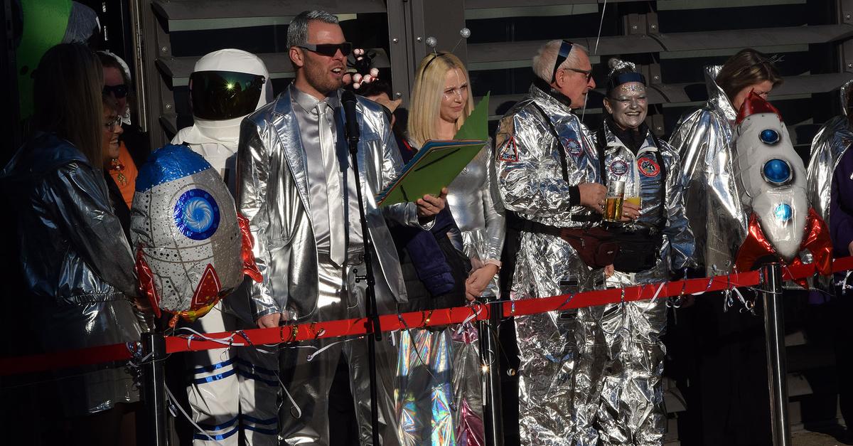 Kosmisch und komisch: Rathaussturm in Raunheim