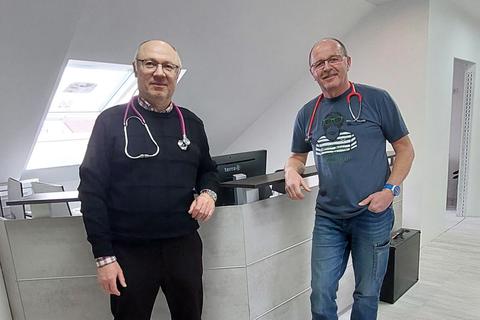 Die Fachärzte für Kinder- und Jugendmedizin Evgeny Davidoff (links) und Thomas Leinenbach versorgen die jungen Patienten im MVZ. 