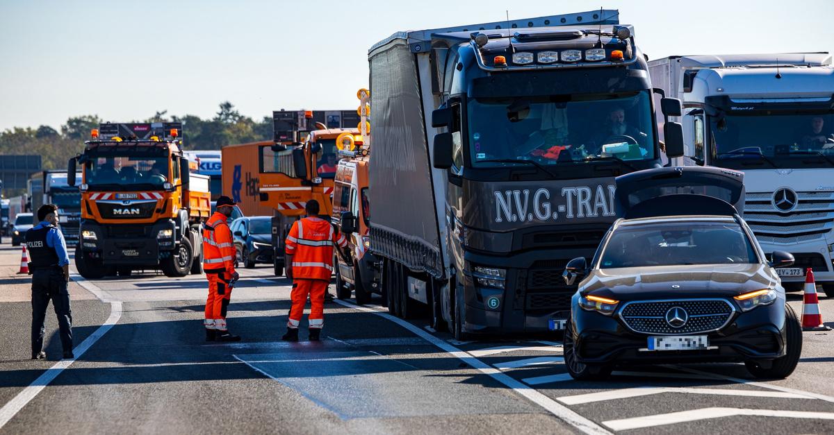 Stau auf A3: Lkw und Auto stoßen bei Raunheim zusammen