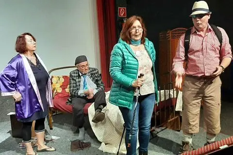 Das Raunheimer Amateurschauspiel hat die Proben für das neue Stück wieder aufgenommen (von links): Elke Kaul, Jörg Schumann, Gitte Hoffses und Michael Ruppert. Foto: Michael Kapp