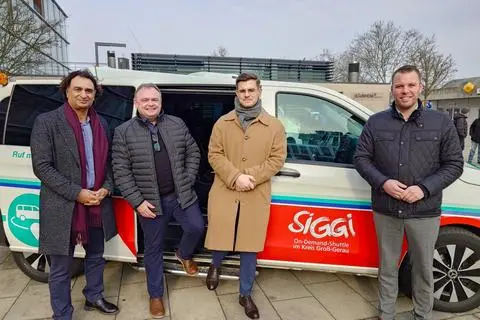 Adil Oyan (Erster Kreisbeigeordneter), Christian Sommer (Geschäftsführer LNVG), Nils Köster (Geschäftsführer Via Deutschland) und Raunheims Bürgermeister David Rendel (von links) stellen das On-Demand-Shuttle SiGGi für Raunheim vor.