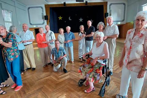 Der Senioren-Tanztreff fand vorerst zum letzten Mal statt: Rosel Berger (mit Rollator) steht nicht mehr als Organisatorin zur Verfügung. Michael Kapp