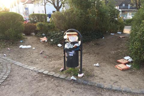 Überquellende Mülleimer, wild entsorgte Pizzakartons: Zustände wie diese soll es in Raunheim dank zusätzlicher Abfallbehälter künftig nicht mehr geben. Symbolfoto: VRM