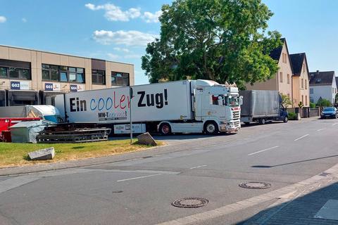 Nächtliche Ruhestörung und zugeparkte Gehwege: Die Nachbarn des Speditionsbetriebs in der Frankfurter Straße sind verärgert. Michael Kapp
