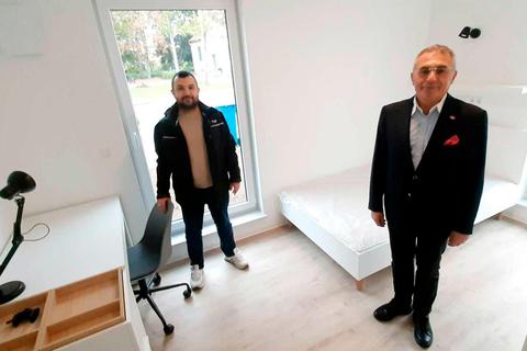 Die Kocagöl Unternehmensgruppe, hier Fatih und Mehmet Kocagöl (rechts), haben in der Forsthausstraße ein Wohnheim für Studentinnen und Studenten errichtet. Foto: Michael Kapp 