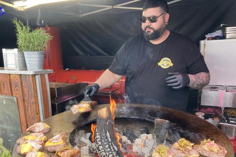 "Food Truck"-Festival in Limburg: Auf dem heißen Blech warten diese Toaho-Burger auf hungrige Kunden.