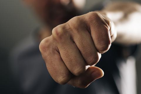 Zuschlagender Mann AdobeStock_207925197_nito closeup of a young caucasian man throwing a punch to the observer, with a dramatic effect