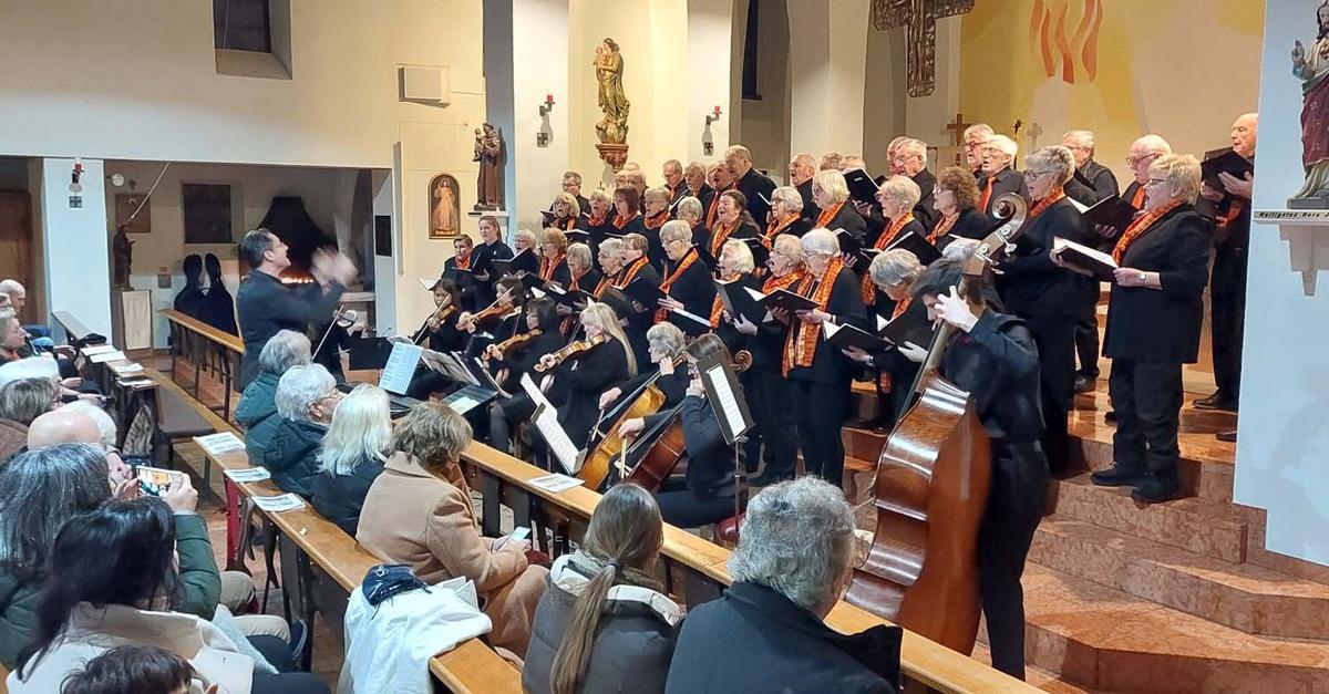 250 Besucher applaudieren am Ende begeistert im Stehen