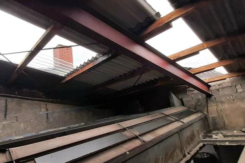 Eine Wirbelschleppe hat am Sonntag mehrere Dachplatten von einem Reifenlager in der Raunheimer Karlstraße gerissen.    Foto: Michael Kapp