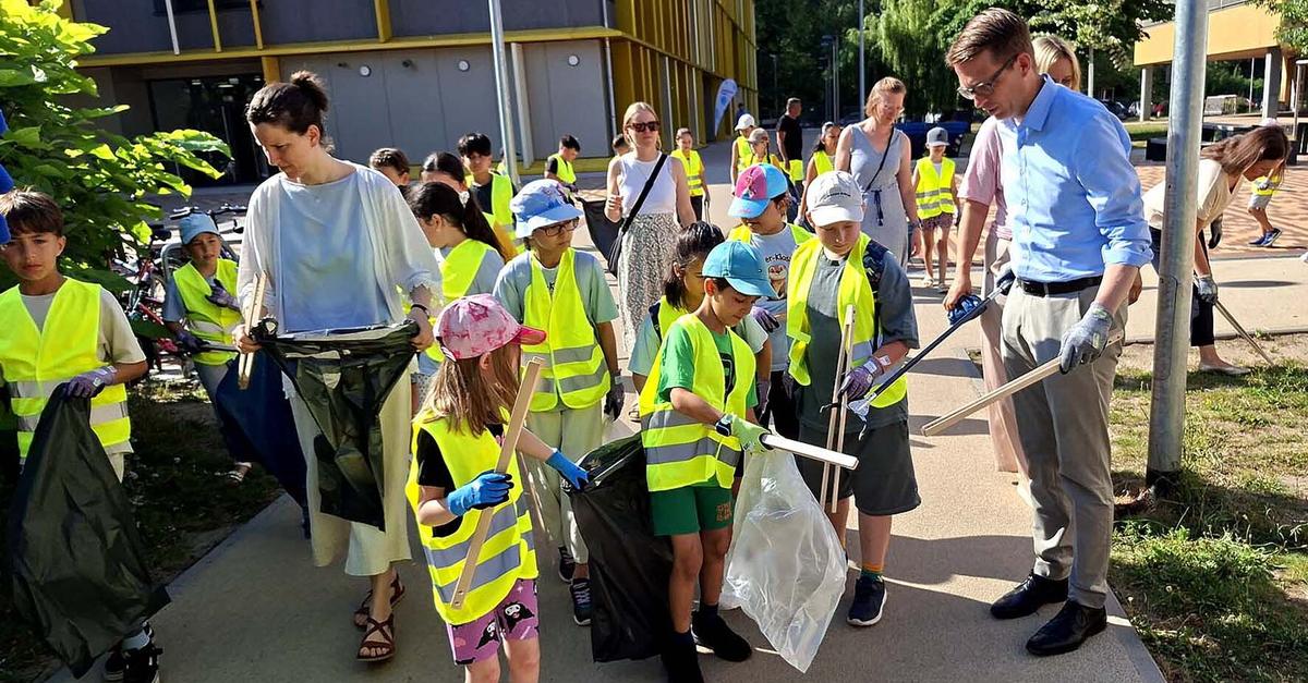 Schüler und Staatssekretär reinigen Schulweg in Raunheim