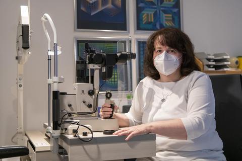 Augenärztin Petra Strosahl arbeitet dicht am Patienten – zum Beispiel am Biomikroskop. Trotzdem ist sie erst in der zweiten Prioritätsstufe beim Impfen gegen das Corona-Virus. Foto: Vollformat/Robert Heiler