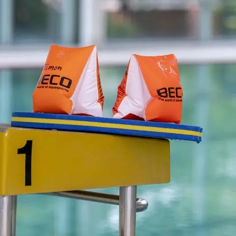 Raus aus den Schwimmflügeln, rein ins Wasser – zahlreiche Schwimmkurse werden im Freibad Crumstadt angeboten.