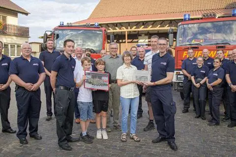 
Mehr als drei Monate ist die Freiwillige Feuerwehr Wolfskehlen in der Scheune der Familie Schäfer untergebracht. Nun bedankte sich die Wehr für die Gastfreundschaft. Das Bild zeigt (vorne von links): den stellvertretenden Wehrführer Dominik Funke, Enkel Felix mit Freund Felix, Seniorchef Klaus Schäfer, Ehefrau Traudel, Sohn Volker Schäfer und Wehrführer Christian Deist sowie Bürgermeister Marcus Kretschmann (Fünfter von links). 