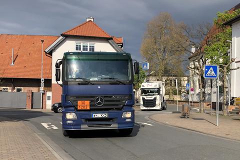 Bild der Vergangenheit: Wegen der Sperrung der B426 bei Pfungstadt-Hahn quälten sich sechs Wochen lang Autos und Lastwagen durch Crumstadt.  Nun ist die Sperrung wieder aufgehoben. (Archiv)