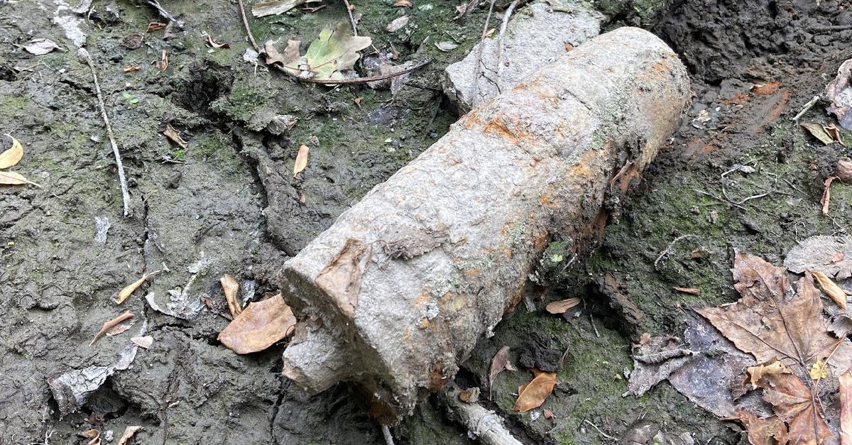 Fund im Bachbett: Spaziergänger entdecken Panzergranate in Riedstadt