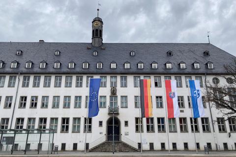 Mittlerweile vier Bewerber wollen auf den Chefsessel des Rüsselsheimer Rathauses. 