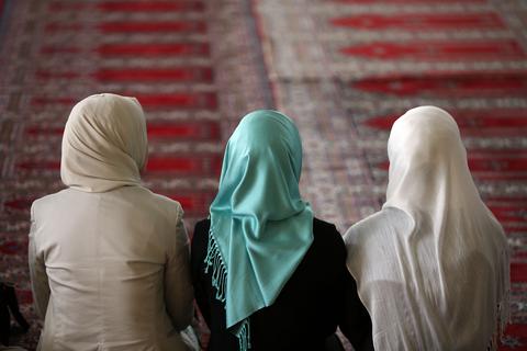Der Hijab lässt das Gesicht frei, bedeckt aber Haare und den Halsbereich. Weil sie ihre Kopfbedeckung nicht ablegen wollte, konnte eine Schülerin ihr Praktikum an einer Rüsselsheimer Grundschule nicht absolvieren.          Archivfoto: dpa