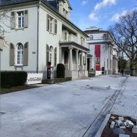 Bereits fertig ist der gepflasterte Zugangsweg zu den Opelvillen.