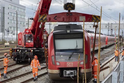 Nachdem eine S-Bahn in der Nacht zum 24. Februar entgleist war, bleibt die Bahnstrecke noch bis 21. März gesperrt.  Foto: Volker Dziemballa 