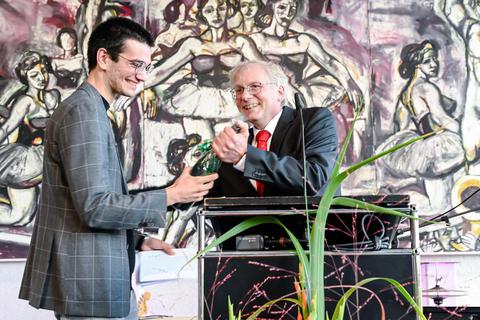 Nachwuchsschauspieler sowie Kultur-Förderstipendiat 2021 Elias Khani-Alemouti (links) und Olaf Kleinböhl, Vorsitzender des Kultur-, Schul- und Sportausschusses. Foto: Stadt Rüsselsheim