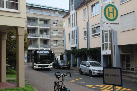 Vom 1. November bis 31. Dezember 2022 testete die Stadt Rüsselsheim eine provisorische Ausstiegshaltestelle in der Ferdinand-Stuttmann-Straße im Rüsselsheimer Eichsfeld.