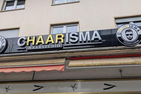 Ob Hairzstück, Haarscharf oder Chaarisma – Rüsselsheimer Friseursalonbetreiber sind bei der Namensfindung sehr kreativ. Foto: Felix Gömöry