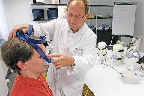 Bei einer schweren Schädigung der Lunge erhalten Patienten Sauerstoff über eine Sauerstoffbrille oder -maske, wie hier am Lungenfachzentrum Rüsselsheim. Die Geräte sind elektrisch. Fällt der Strom aus, ist guter Rat teuer. © Volker Dziemballa (VF)