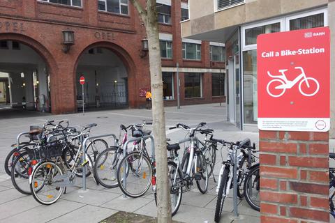 Leihfahrrad-Stationen – wie diese am Rüsselsheimer Bahnhof –  sind ebenfalls im neuen Stadtplan aufgeführt. Archivfoto: Eva Bender