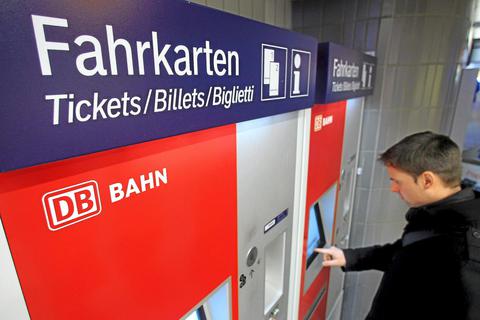 Bahnfahren geht in Rüsselsheim nur für Fahrgäste, die gut zu Fuß sind, denn der Aufzug ist aktuell defekt. Symbolfoto: dpa
