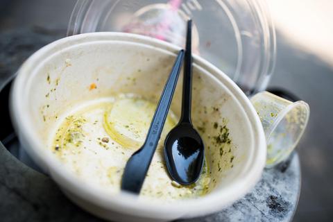 Plastikgeschirr verursacht viel Müll. Ab kommendem Jahr muss es für Liefer- und Mitnahmegerichte Mehrweg-Alternativen geben. Für Restaurants ist das nicht einfach. Archivfoto: dpa
