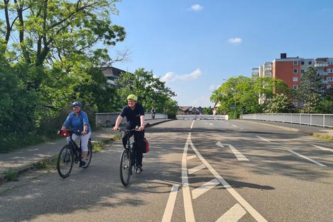 Brit Scherer und Mario Schuller zeigen, wie gut sich die Brücke der Kupferstraße als Radweg eignet. Foto: Stella Lorenz