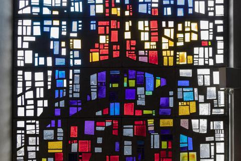 Ein leuchtendes Mosaik bunter Glasbausteine ziert die Kirche St. Michael. Foto: Volker Dziemballa (VF