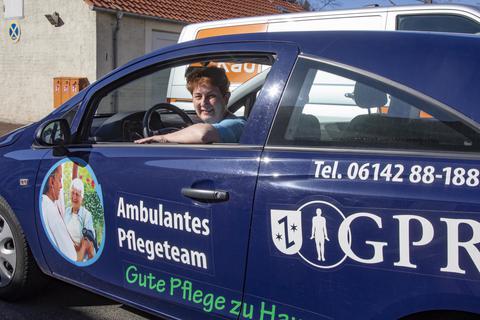 Bei der Tourenplanung achtet die Leiterin des mobilen GPR-Pflegeteams, Giesela Mink, darauf, dass keine unnötigen Wege gefahren werden müssen. Archivfoto: Dziemballa (VF