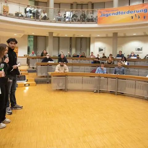 Rüsselsheimer Schüler haben sich bei der Sitzung des Jugendforums im Ratssaal unter anderem mehr Busse nach Schulschluss gewünscht. (Archivfoto)