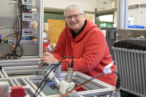 Professorin Birgit Scheppat leitet das Wasserstoff-Labor am Rüsselsheimer Campus der Hochschule Rhein-Main. Sie will Wissen um die regenerativen Energien praktisch und anwendungsnah vermitteln.