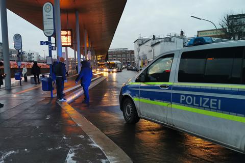 Messerstecherei am Rüsselsheimer Bahnhof: Die Bundes- und Landespolizei sucht am Mittwochnachmittag, 14.12.2022, am Bahnhof und Zentralen Omnibusbahnhof nach einer flüchtigen Person.