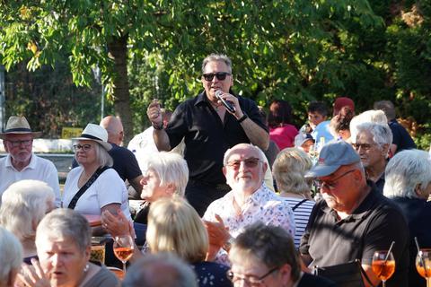 Reiner Kowalski unterhält die Gäste beim Sommerfest des „Mir Hasslicher“ mit bekannten Schlagern. Foto: Marc Schüler