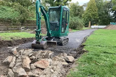 Vom neuen Brunnenplatz entlang der Festungsgrabenmauer entsteht ein durchgehender gepflasterter Weg bis unmittelbar vor das Zugangstor der Festung.