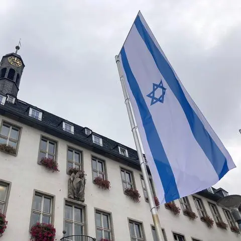 Israel-Fahne vor dem Rüsselsheimer Rathaus