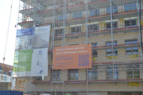 Die Vermarktung der 78 neuen Mietwohnungen zwischen Friedensplatz und Löwenstraße in Rüsselsheim ist in vollem Gange.           Foto: Michaela Kabon