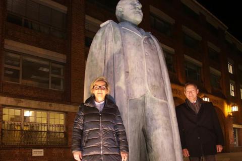 Andreas Dünkels, Chef der Dünkel-Unternehmensgruppe (r.) und Simone Adamek, Geschäftsführerin des Standorts Rüsselsheim,  neben der Statue von Adam Opel. Foto: Vollformat/Volker Dziemballa 