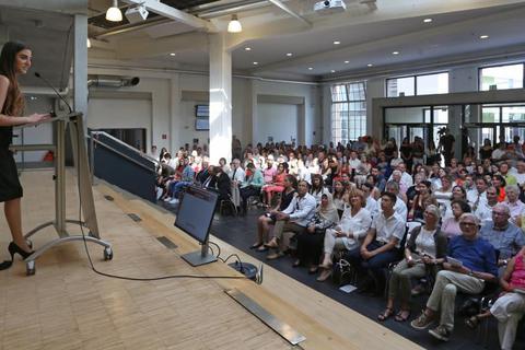 Gozel Yilmaz hielt eine Rede bei der Abiturfeier des Neuen Gymnasiums.Foto: Vollformat/Volker Dziemballa  Foto: Vollformat/Volker Dziemballa