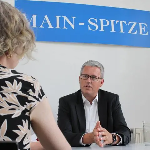 Der neu gewählte Rüsselsheimer Oberbürgermeister Patrick Burghardt blickt im Redaktionsgespräch, hier mit Dorothea Ittmann, auf den Wahlkampf und seine künftigen Aufgaben in der Stadt 